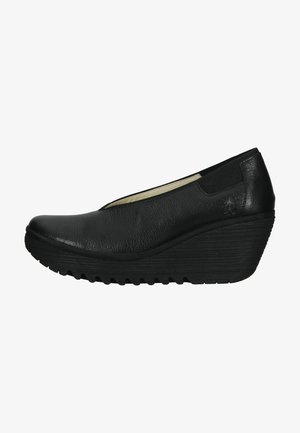 Schwarze Keil-Schuhe mit einem strukturierten Lederobermaterial und elastischen seitlichen Einsätzen. Sie verfügen über eine Gummisohle mit Rillen für Grip und Stabilität.