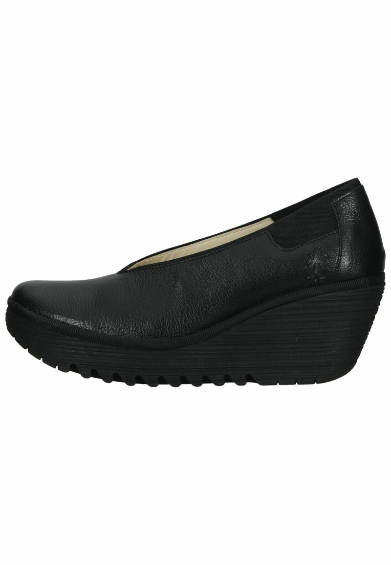 Scarpe con zeppa nere con tomaia in pelle testurizzata e pannelli elastici laterali. Presentano una suola in gomma con scanalature per trazione e stabilità.