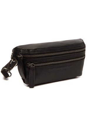 Zwarte leren rechthoekige pouch met twee horizontale ritsvakken en een afneembare band met metalen gesp.