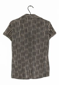 Chemise à manches courtes avec un motif rayé vertical noir et blanc, dotée d'un col et d'un ourlet droit. Fabrication en tissu léger.