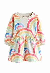 Biała sukienka z kolorowymi nadrukami tęczy w odcieniach różu, niebieskiego, żółtego i zielonego. Posiada okrągły dekolt i marszczoną talię. Długie rękawy.