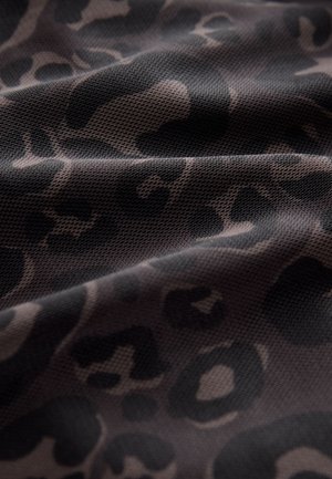 Leopardprintstof med en tekstureret overflade, der har mørkebrune og beige mønstre. Materialet er let og blødt krøllet.