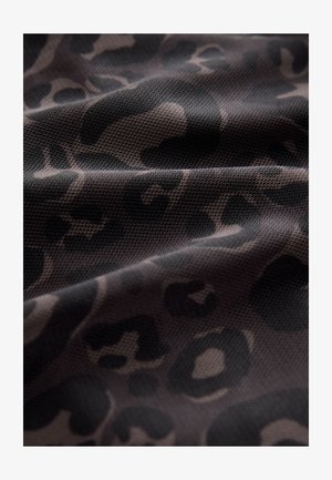 Leopardprintstof med en tekstureret overflade, der har mørkebrune og beige mønstre. Materialet er let og blødt krøllet.