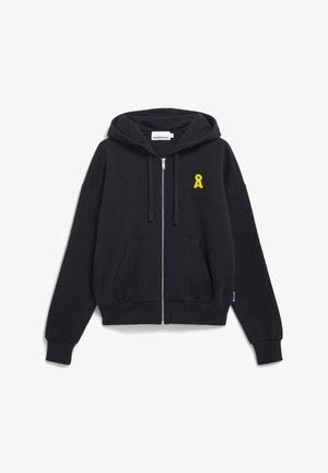 Schwarze Kapuzenjacke mit Reißverschluss aus weichem Stoff. Verfügt über eine Fronttasche, eine Kordelzugkapuze und ein kleines gelbes Band-Logo auf der linken Brust.