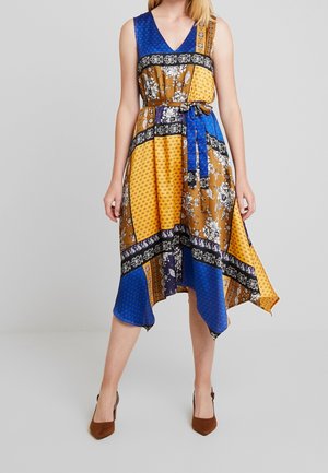 Ärmelloses V-Ausschnitt Patchwork-Kleid mit floralen und geometrischen Mustern in Blau, Senfgelb und Braun, gebundenem Gürtel in der Taille, asymmetrischem Saum.