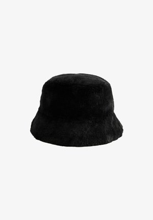 Cappello a secchiello in pelliccia sintetica nera con una texture morbida, cima arrotondata e ampia visiera inclinata verso il basso. Senza hardware o motivi visibili.