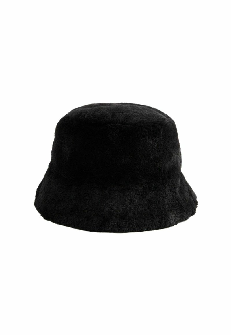 Pălărie de tip bucket din blană sintetică neagră, cu o textură moale, vârful rotunjit și boruri largi, înclinate în jos. Fără hardware vizibil sau modele.