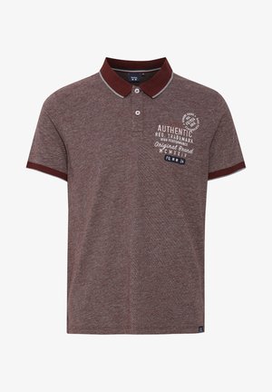 Polo marron en tissu texturé. Il présente un col bordeaux avec une bordure grise, une patte de boutonnage à deux boutons et des détails de logo sur le devant.