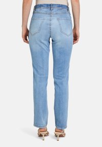Lichtblauwe denim jeans met een recht gesneden ontwerp, vijf zakken en subtiele stiksels. De stof is soepel met een licht vervaagd uiterlijk.