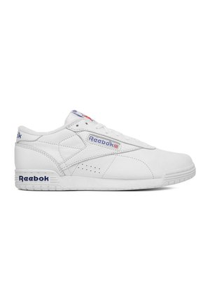 Biały niski sneaker Reebok ze skórzaną cholewką, niebieskimi logo Reebok po boku i na pięcie oraz sznurowaniem, widziany od zewnętrznej strony.