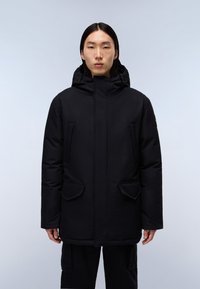 Černá prošívaná bunda s vysokým límcem a kapucí, vybavená dvěma předními našitými kapsami a hladkým povrchem. Minimalistický design, bez viditelných vzorů.