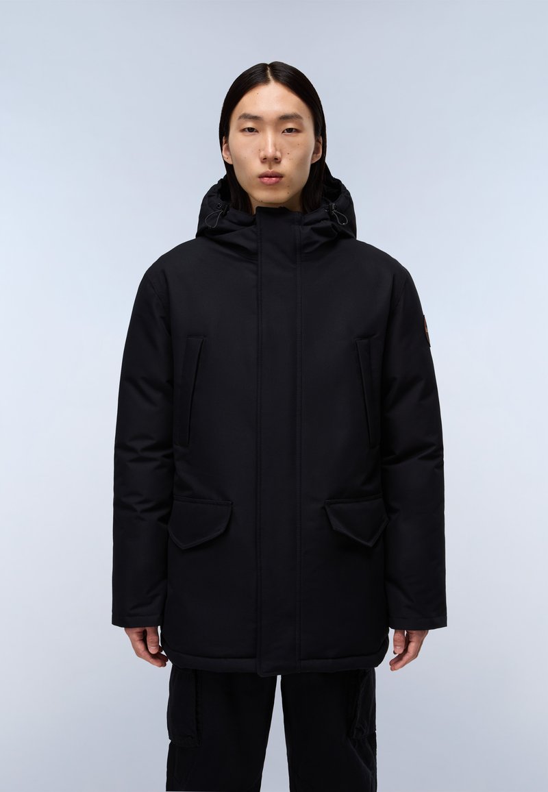 Černá prošívaná bunda s vysokým límcem a kapucí, vybavená dvěma předními našitými kapsami a hladkým povrchem. Minimalistický design, bez viditelných vzorů.