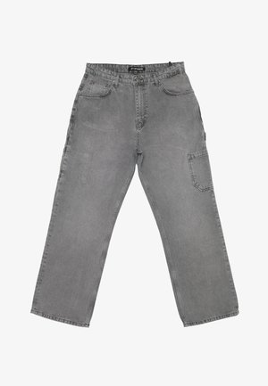 Pantaloni in denim grigio con vestibilità rilassata, caratterizzati da una chiusura con bottoni, cinque tasche e design a gamba larga. Stile minimalista con una texture sottile.