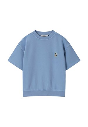 Lichtblauw T-shirt met korte mouwen en een geribde ronde hals en zoom, met een klein rechthoekig patch met een palmboom en zon ontwerp op de borst.