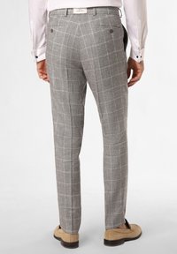 Graue karierte Hose mit schlanker Passform, aus strukturiertem Stoff gefertigt. Verfügt über zwei Gesäßtaschen mit Knöpfen und einen mit Gürtelschlaufen versehenen Bund.