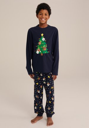 Marineblaues Langarmshirt mit buntem Weihnachtsbaum-Motiv; passendes Hosen mit festlichen Mustern von Schneemännern, Rentieren und Sternen auf dunklem Hintergrund.