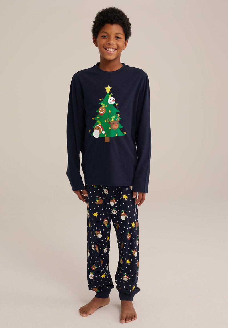 Mornarsko modra majica z dolgimi rokavi z barvnim grafičnim motivom božičnega drevesa; ujemajoče se hlače s prazničnimi vzorci snežakov, jelena in zvezd na temni podlagi.