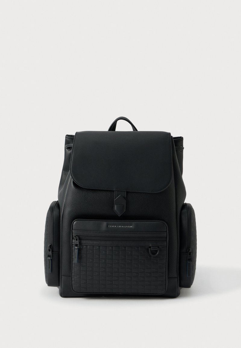 Zaino in pelle nera con finitura testurizzata, chiusura con patta superiore, tasca frontale con zip e ruote laterali per un trasporto facile.