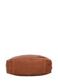 Sac en cuir marron avec une forme plate et rectangulaire et une surface texturée. Présente un petit accent cousu sur un côté.