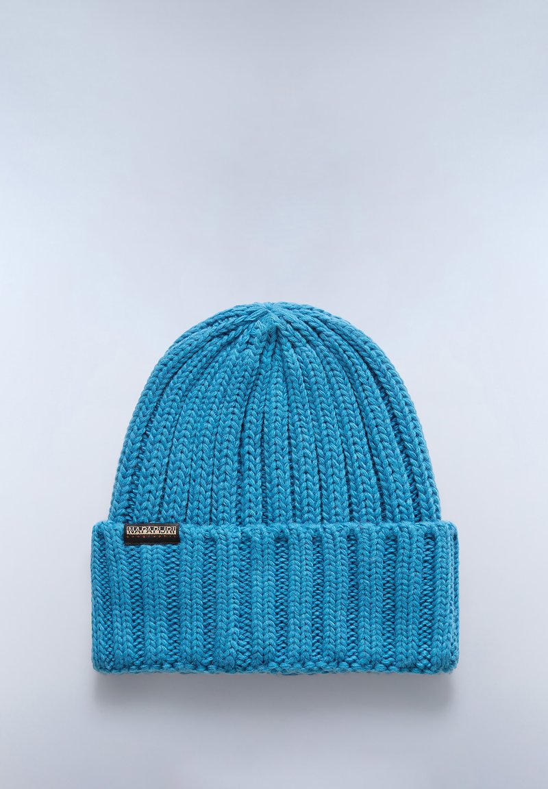 Blauer Strickmütze mit geripptem Muster und umgeschlagenem Bund. Enthält ein kleines Markenpatch auf der Vorderseite.