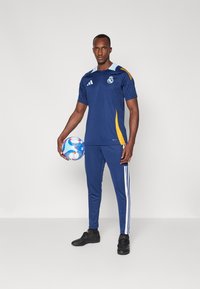 adidas Performance REAL MADRID TIRO 24 COMPETITION - Klupska odjeća - team navy blue/crew orange/glow blue