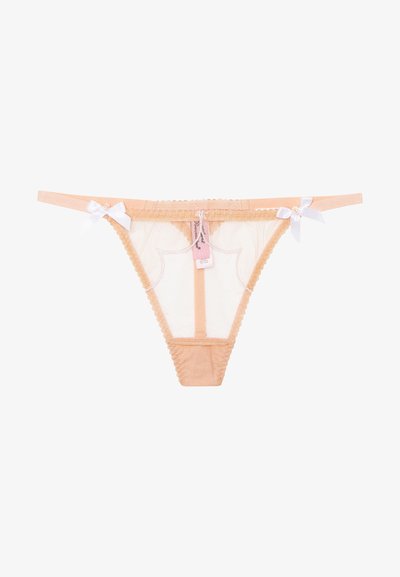 Μπεζ στρινγκ με διάφανο υλικό, μαλακή δαντέλα στην άκρη και μικρές λευκές κορδέλες σε κάθε πλευρά. Διαθέτει κυματιστό άκρο και κεντρική λεπτομέρεια ραφής.