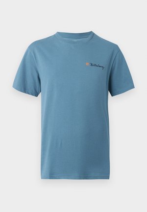 T-shirt bleu à manches courtes avec col rond et petit logo brodé orange et noir sur la poitrine gauche.