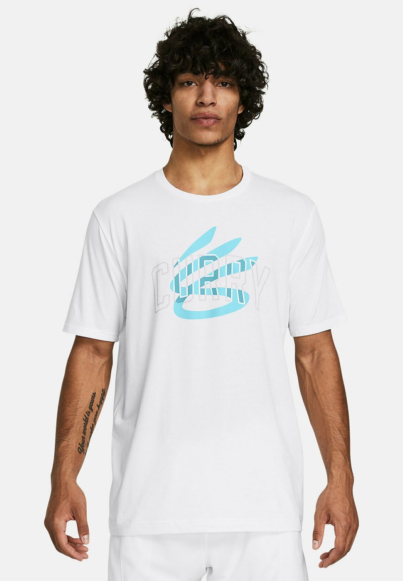 T-shirt blanc à manches courtes présentant un design graphique bleu avec le texte "CURRY" et des accents rayés. Fabriqué en tissu en coton doux.