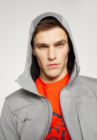 Mammut ULTIMATE HOODED JACKET MEN - Casaco softshell - granit