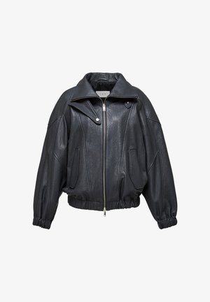 Zwarte leren cropped jas met een hoge kraag, ritssluiting en elastische onderkant. Kenmerken paneelontwerp en twee zijzakken. Gestructureerde afwerking.
