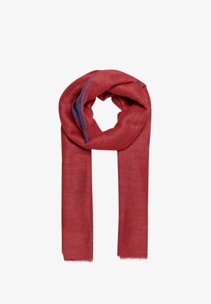 Bufanda roja con una textura suave, que presenta un forro interior azul oscuro. Los extremos están flecados y se drapea de forma suelta en forma circular.