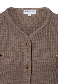 Brauner Cardigan aus strukturiertem, gestricktem Stoff mit V-Ausschnitt, goldenen Knöpfen und zwei Fronttaschen mit Rippdetails.