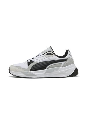 Zapatilla baja blanca, gris y negra con suela gruesa, cierre de cordones y detalle texturizado en el panel lateral, mostrada de perfil.