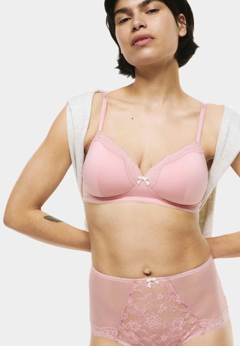 Ljusrosa spets-bh med släta kupor och delikat kant. Höga matchande trosor har nät- och blommig spetsdetaljer.