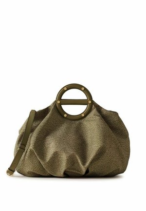 Sac à main texturé vert olive avec poignée ronde sur le dessus, orné de clous dorés et d'une bandoulière réglable sur fond blanc.