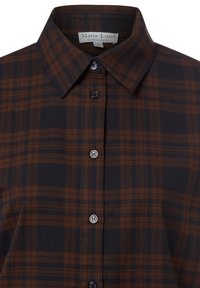 Gestreifte braun-schwarze Hemdbluse mit spitzem Kragen und sichtbarem Markenlabel im Kragen.