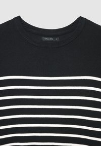 Schwarzer Pullover mit Rundhalsausschnitt und weißen horizontalen Streifen. Verfügt über einen gerippten Kragen und eine weiche Stoffstruktur. Markenetikett "CALLIOPE" ist sichtbar.