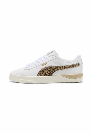Biały sneaker Puma z panterkowym paskiem, złotym logo Puma, beżową podeszwą i białymi sznurowadłami, pokazany z boku na białym tle.