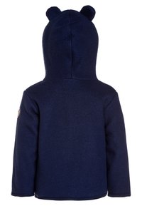 Sudadera con capucha de forro polar azul marino con acentos de orejas de oso en la capucha, que presenta una textura suave y puños acanalados. La vista trasera muestra la simplicidad en el diseño.