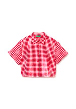 Rood-wit geruit cropped shirt met korte mouwen, knopen aan de voorkant en een kraag, plat neergelegd op een witte achtergrond.