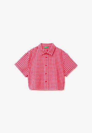 Czerwona i biała kraciasta krótka koszula z guzikami z przodu i kołnierzykiem, rozłożona na płasko na białym tle.