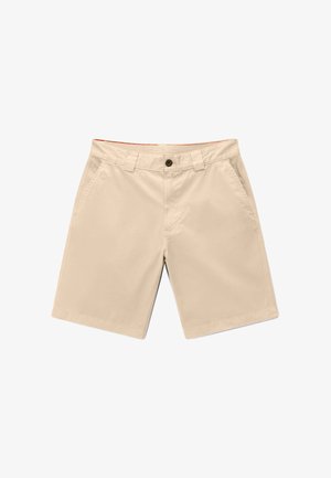 Pantalones cortos casuales para hombre en color beige con cierre de botones, trabillas para cinturón y bolsillos laterales, colocados planos sobre un fondo blanco.