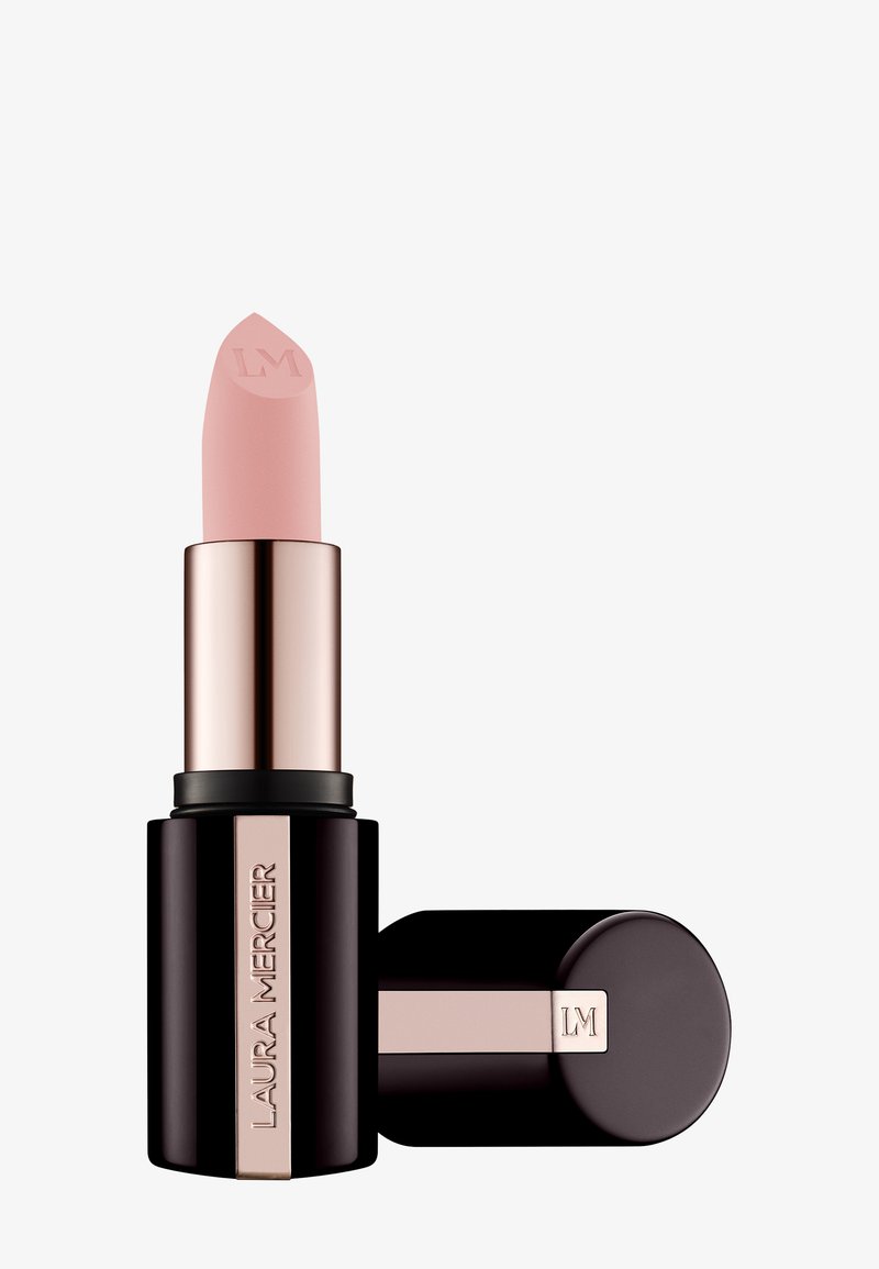 Pomadka o matowej różowej końcówce, umieszczona w czarnej tubie z różowozłotym akcentem i wygrawerowanym logo, zamknięta gładką, okrągłą pokrywką.