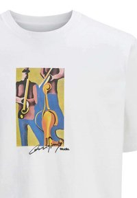 Camiseta de algodón blanca con un estampado abstracto colorido de músicos con instrumentos, con el texto negro "Studio" debajo del diseño.