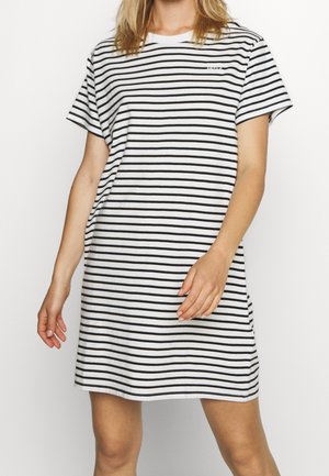 Gestreepte jurk met zwarte en witte horizontale strepen, zachte stof, korte mouwen, losse pasvorm en een klein logodetail op de borst.