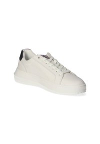 Białe sneakersy z gładkiej skórzanej cholewki, zaokrąglonym noskiem, tonalnym sznurowaniem z przodu oraz teksturowaną gumową podeszwą. Czarny akcent na pięcie.