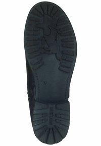 Schwarze Gummisohle mit strukturiertem Profil, geprägtem Markennamen "MUSTANG" und sichtbarer Größe "37".