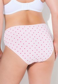 Weiße Baumwollslips mit kleinen pinken Herzmustern, hoch geschnittenes Design, glatte Textur und elastischer Bund.