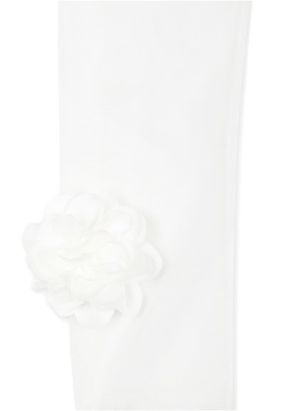 Accessorio in tessuto bianco con superficie texturizzata, presenta un grande abbellimento floreale bianco su un lato, creando un dettaglio a contrasto.