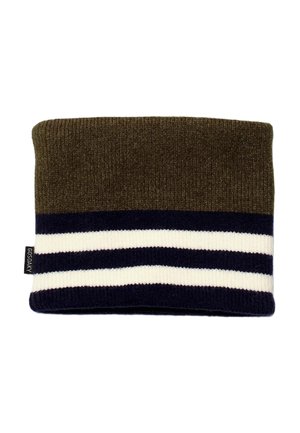 Gestrickter Halswärmer in Olivgrün mit einem navyblauen und weißen gestreiften Band am unteren Rand. Weiche Textur, zylindrische Form, Etikett an der Seite.
